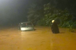 Tin tức trong ngày - Hy sinh ô tô 16 chỗ để cứu hàng chục người chạy khỏi lũ dữ