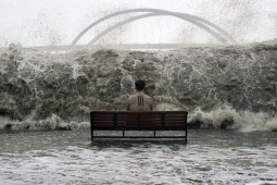 Hai hình ảnh gây sốt giữa siêu bão Ragasa