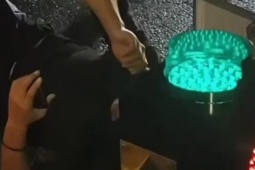 Bạn trẻ - Cuộc sống - Người đàn ông bị kẹt đầu trong cột đèn 40 phút, vẫn thản nhiên lướt điện thoại