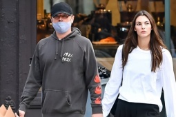 Leonardo DiCaprio mặc xuề xòa đi chơi với tình trẻ