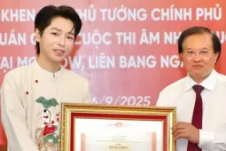 Ca sĩ Đức Phúc nhận bằng khen của Thủ tướng Chính phủ