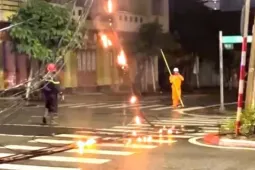 Media - Clip: Cháy cột điện, dây đứt giữa đường nổ như pháo, một người may mắn thoát chết