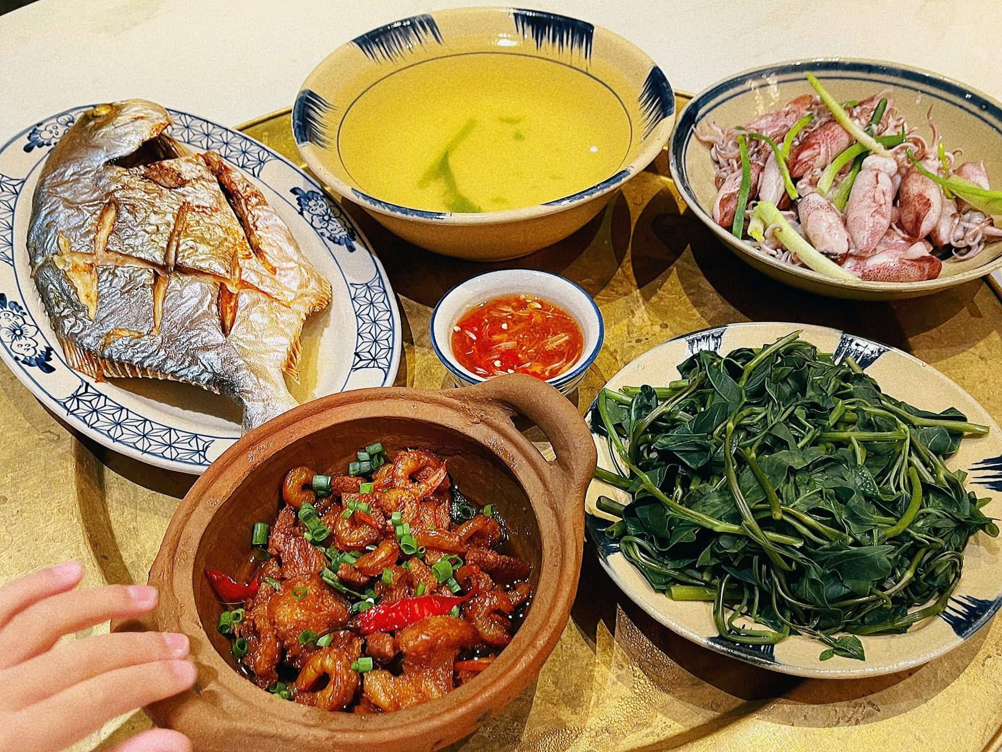 Cá chim rán chấm mắm - Mực hấp - Kho quẹt - Rau muống luộc