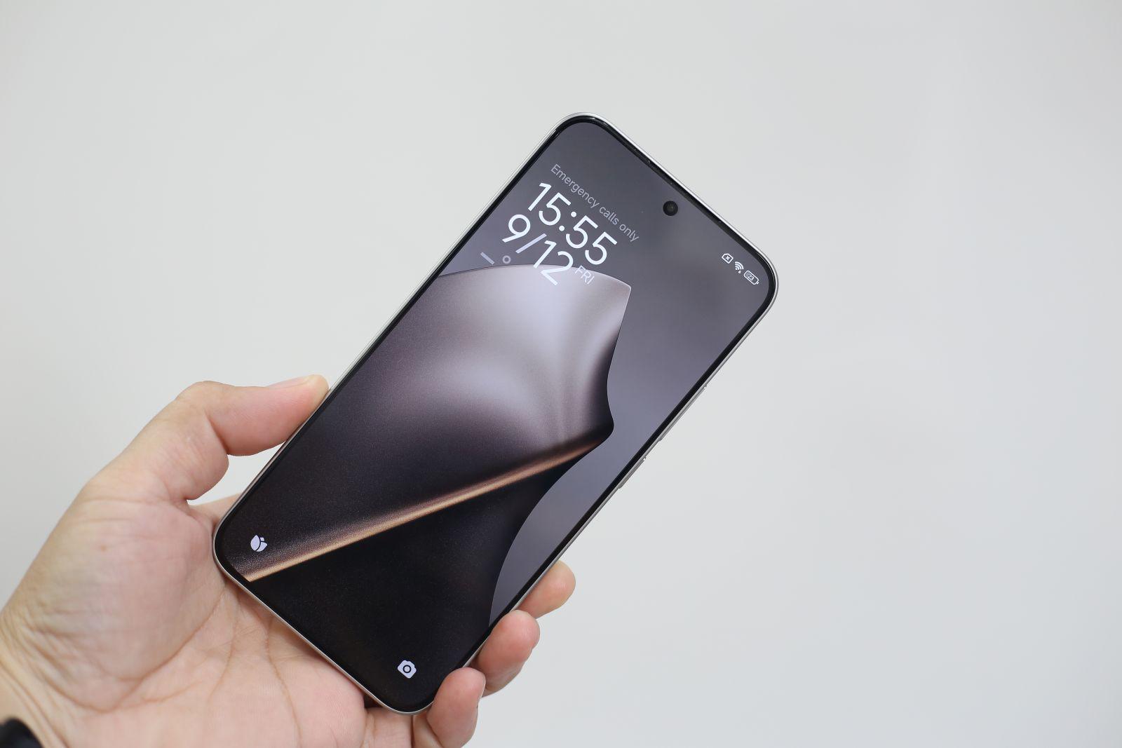 Xiaomi 15T sở hữu màn hình lớn nhất từ trước đến nay trên dòng Xiaomi T series với kích thước 6,83-inches, đạt độ phân giải 1,5K (1.280 x 2.772 pixels), độ sáng tối đa 3.200 nits, hỗ trợ HDR10+ và Dolby Vision.