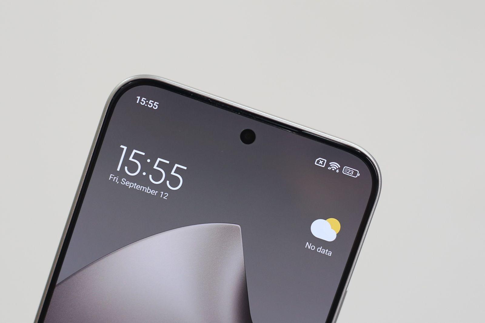 Mặt trước được bảo vệ bởi kính Corning Gorilla Glass 7i chống trầy xước gấp đôi so với thế hệ trước, kết hợp khả năng chống bụi và nước IP68, chịu được độ sâu đến 3m.