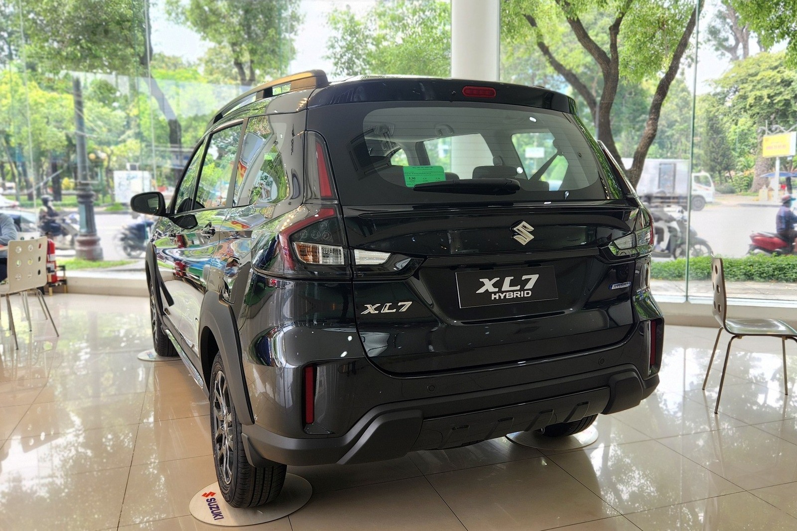 Suzuki XL7 Hybrid phiên bản Black Edition xuất hiện tại đại lý - 2