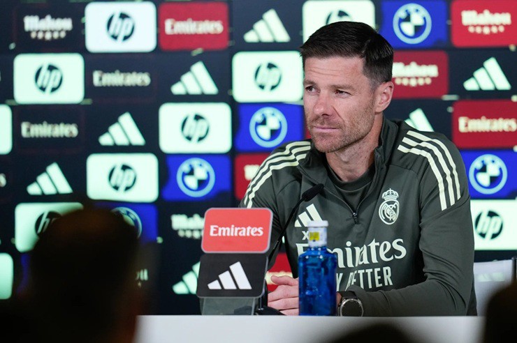 HLV Alonso cảnh báo học trò không được tự mãn trước trận derby Madrid