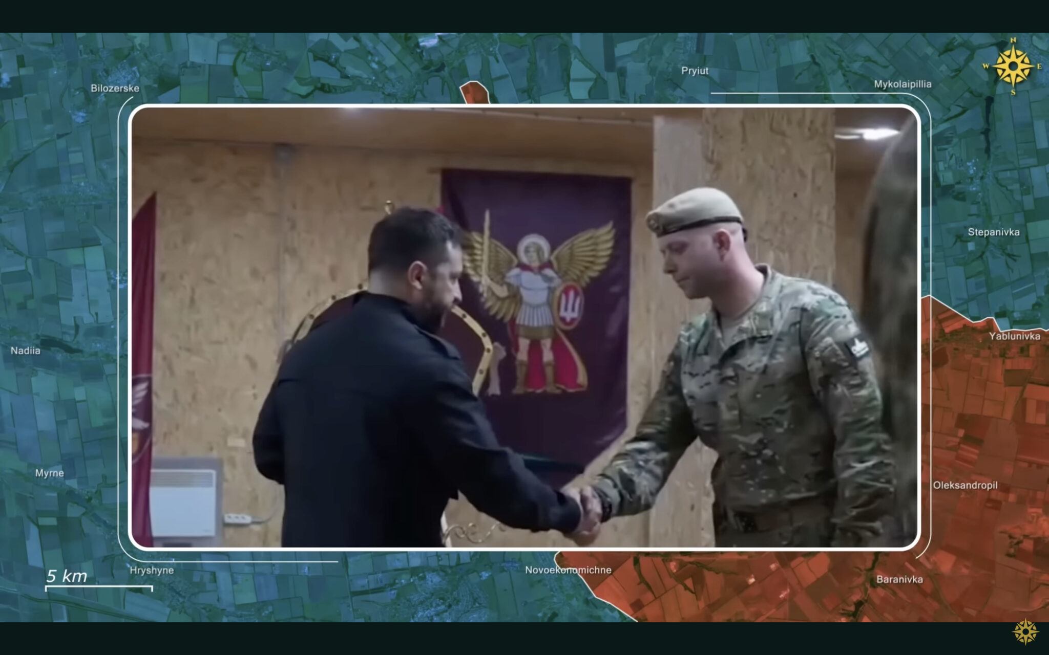 Tổng thống Ukraine Volodymyr Zelensky gần đây đã tới thăm tiền tuyến gần thị trấn Dobropillia, trao thưởng cho các binh sĩ chiến đấu. Ảnh: Euromaidan Press.