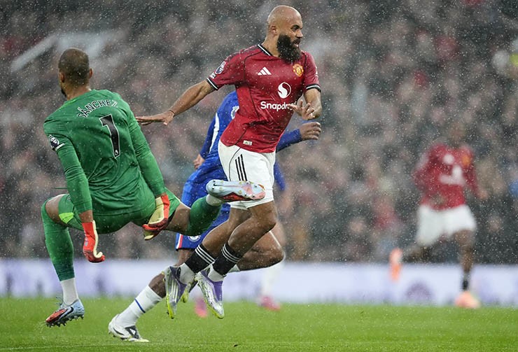 Mbeumo khiến thủ môn Sanchez của Chelsea phải nhận thẻ đỏ trực tiếp