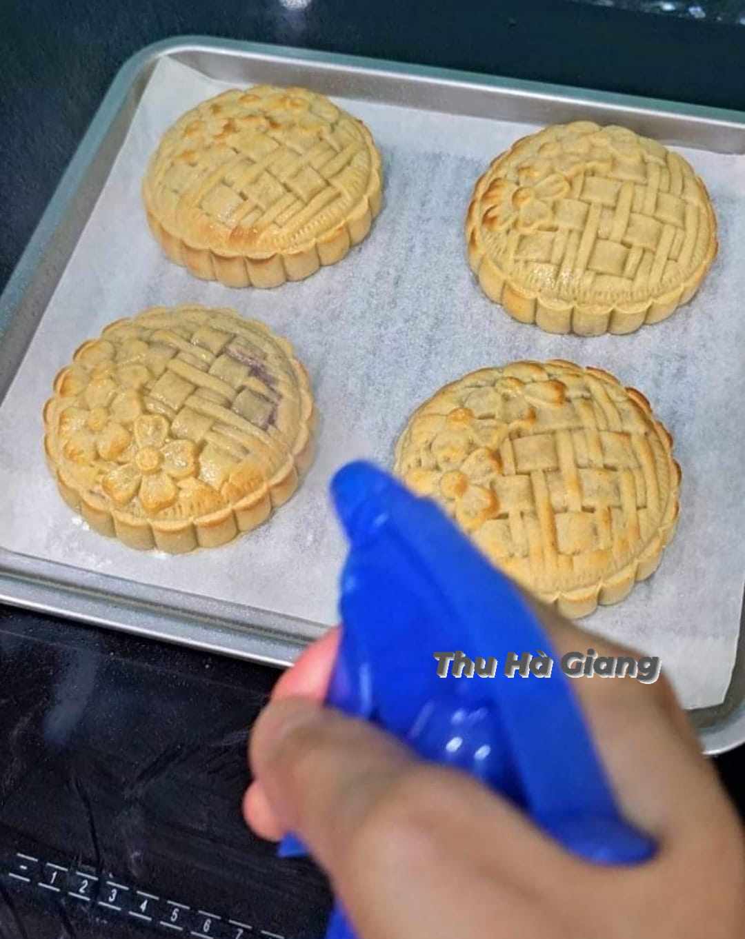 Cách làm bánh trung thu nhân khoai môn trứng muối chà bông dẻo ngon xuất sắc - 10
