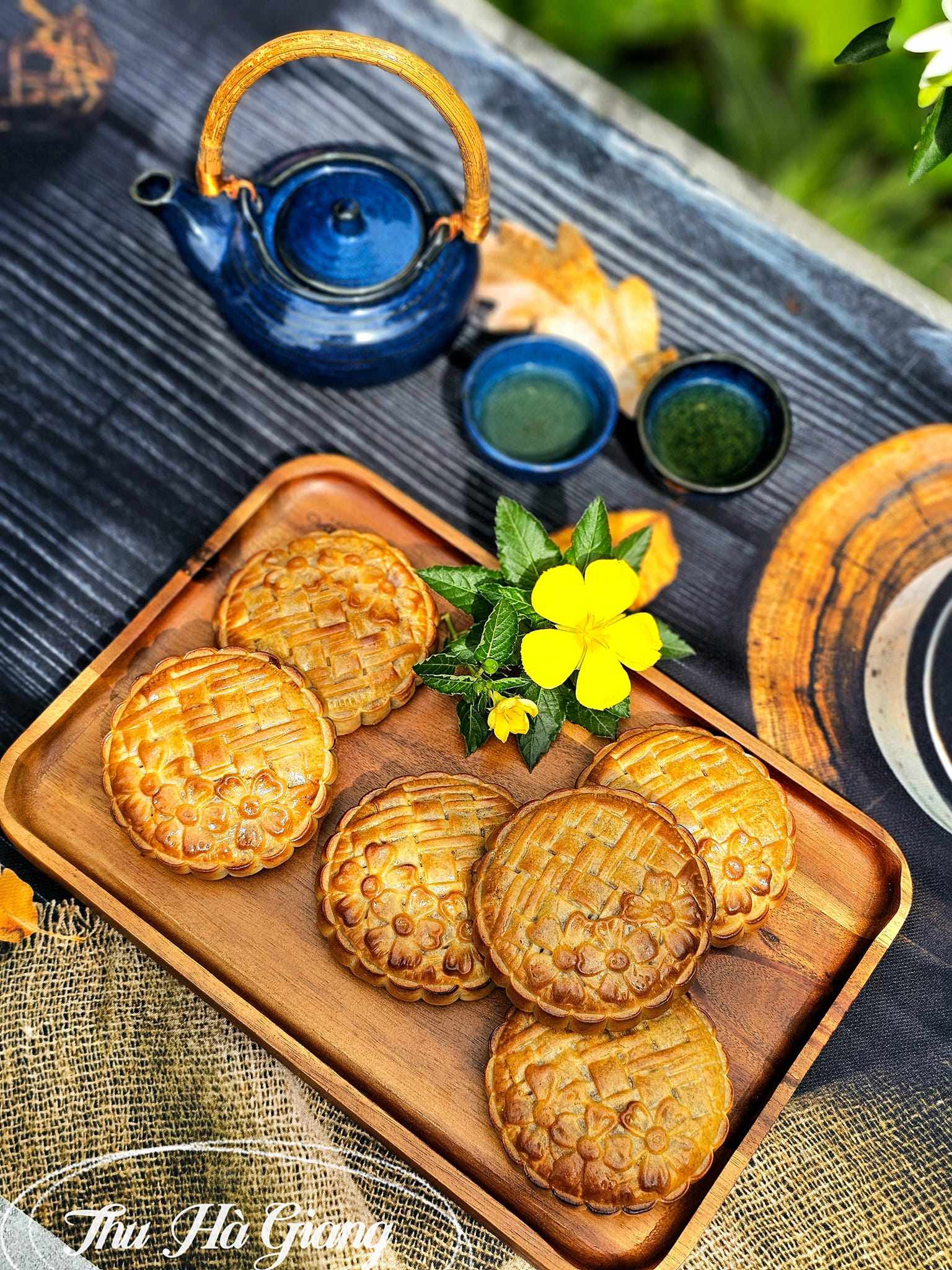Bánh và nhân đều mềm dẻo, vị chà bông trứng muối béo ngậy&nbsp;đan xen cùng vị ngọt của mochi và mùi thơm thoang thoảng của khoai môn khiến món bánh nướng này rất đáng thử.