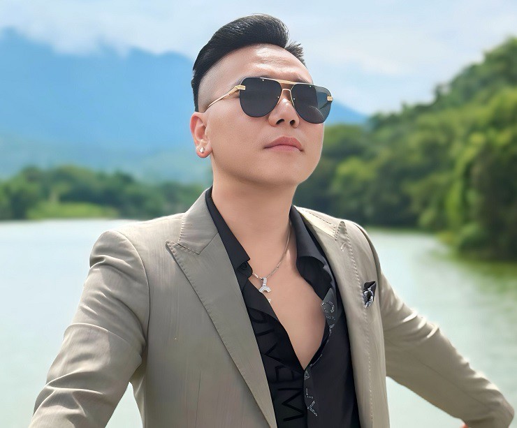Một số Fanpage có tên "Châu Việt Cường" dùng hình ảnh của ca sĩ Châu Việt Cường để quảng cáo cờ bạc, cá độ.