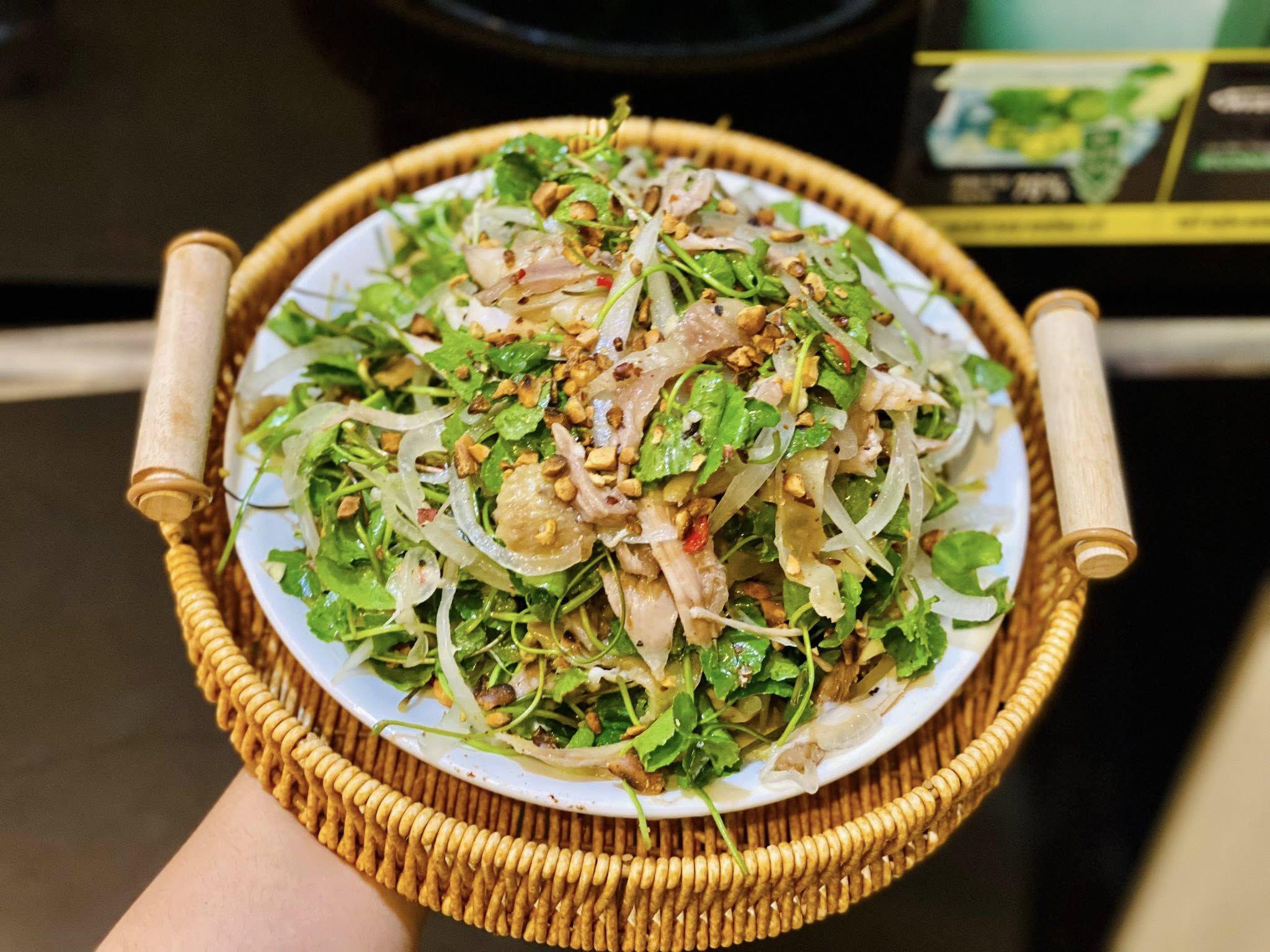 Thịt gà luộc để nguyên không ai gắp, trộn thành món này cả nhà thích mê - 1