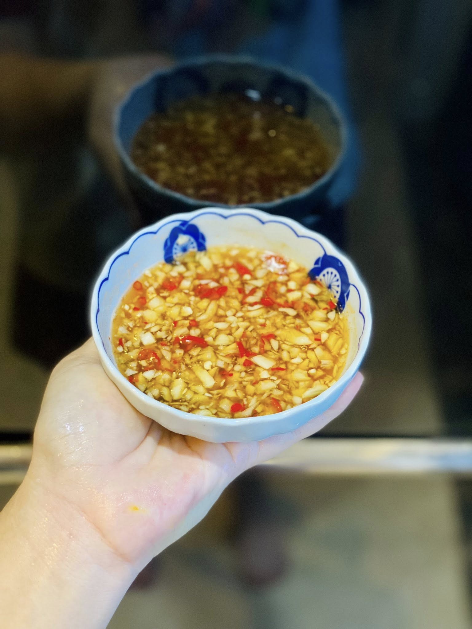 Thịt gà luộc để nguyên không ai gắp, trộn thành món này cả nhà thích mê - 5