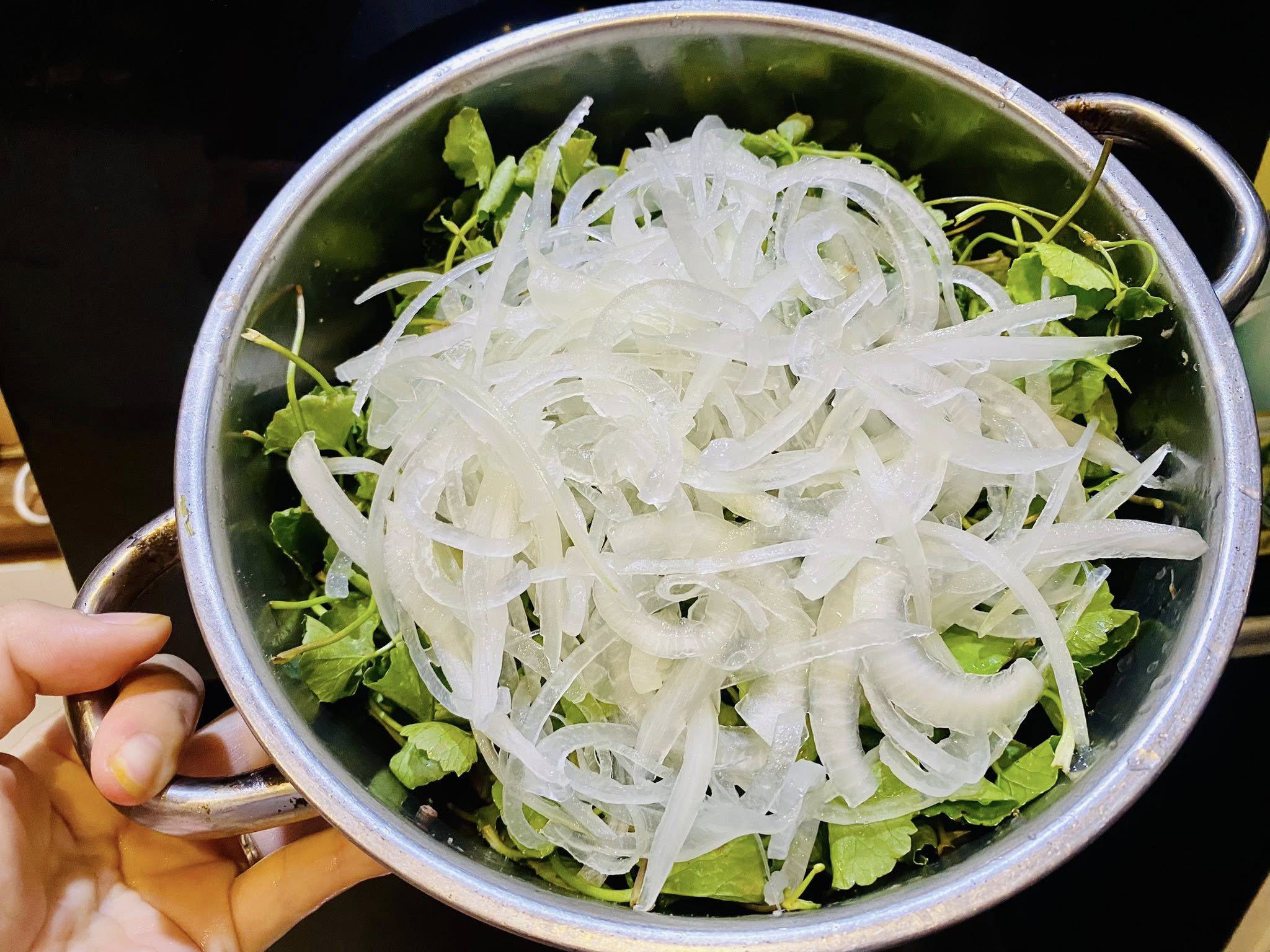 Thịt gà luộc để nguyên không ai gắp, trộn thành món này cả nhà thích mê - 6