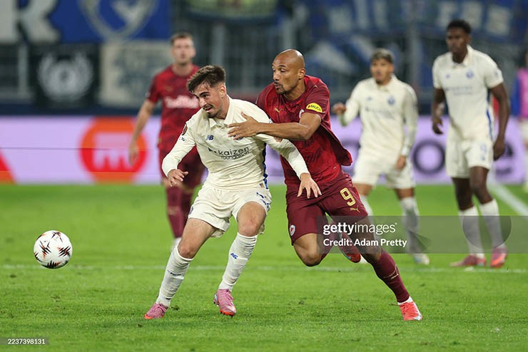 Martim Fernandes (áo sáng màu) để lại dấu ấn ở trận Salzburg - Porto