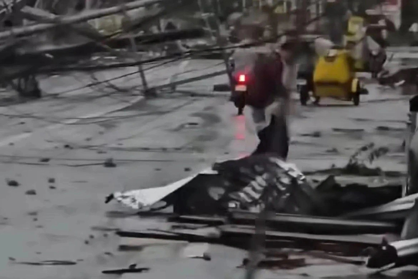 Mái tôn bị thổi bay trong bão Bualoi ở tỉnh Masbate, Philippines (ảnh: X)