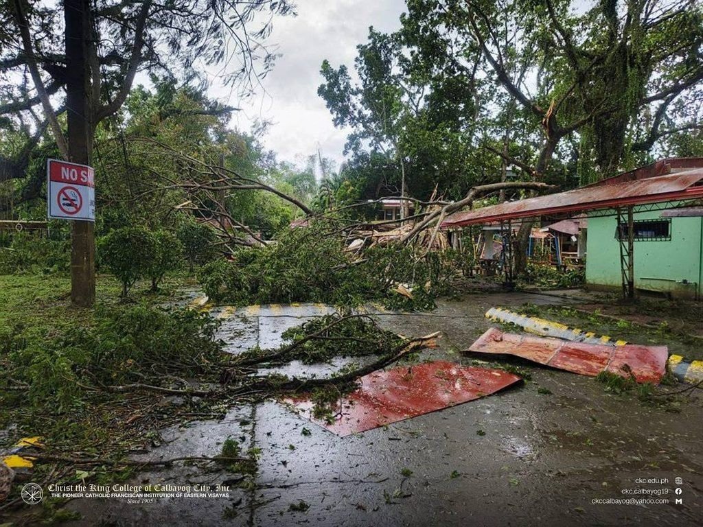 Thế giới 24h: Cảnh tượng tan hoang ở Philippines khi bão Bualoi quét qua - 4