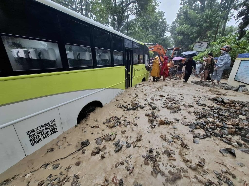 Thế giới 24h: Cảnh tượng tan hoang ở Philippines khi bão Bualoi quét qua - 6