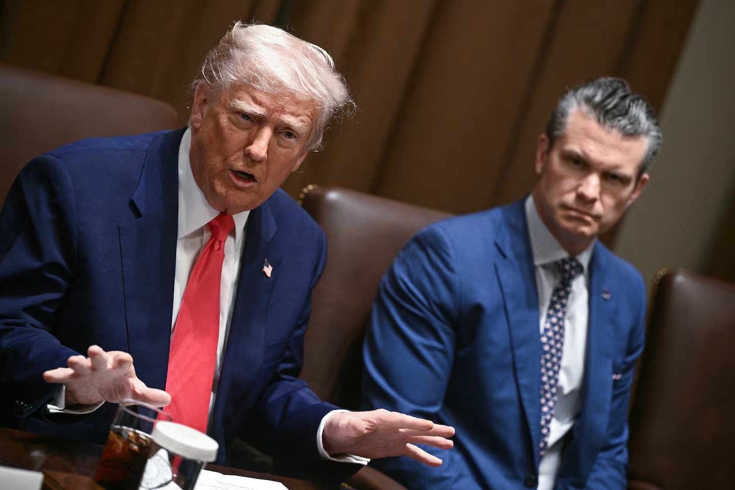 Tổng thống Mỹ Donald Trump và Bộ trưởng Quốc phòng Mỹ Pete Hegseth trong một cuộc họp (ảnh: Getty)