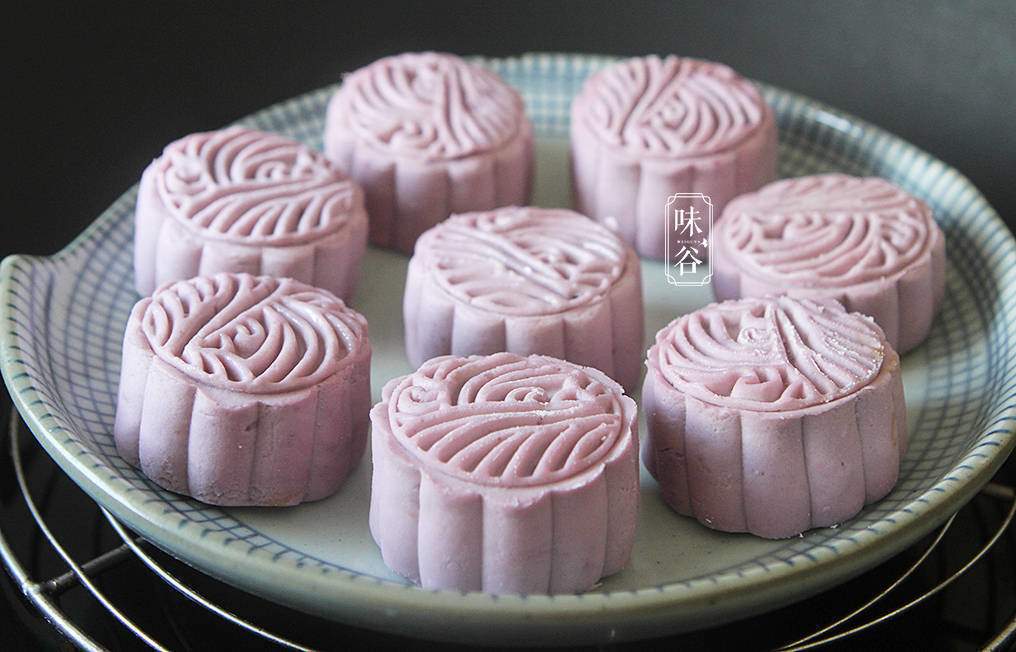 Lót giấy nến&nbsp;trên xửng hấp, cho bánh vào, hấp 15 phút tính từ lúc nước sôi. Tắt bếp, để bánh trong nồi thêm 2 phút rồi mở nắp. Bánh nguội bớt sẽ ngon và săn chắc hơn.