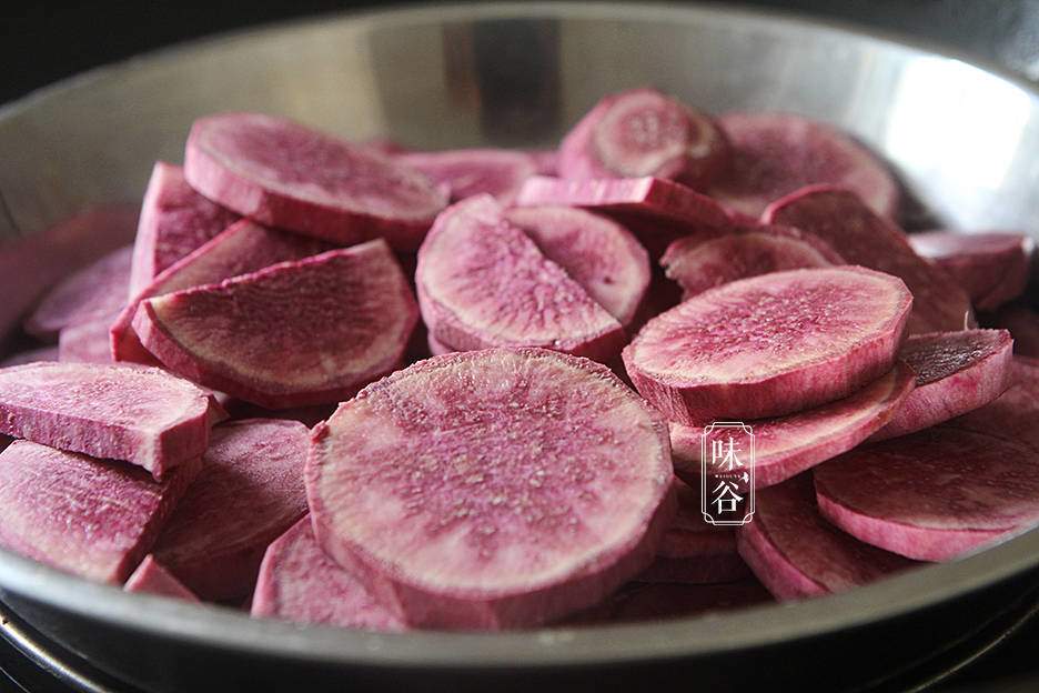 Khoai tím gọt vỏ, cắt khúc, hấp khoảng 15 phút đến khi mềm, dùng đũa xiên dễ dàng là đạt.
