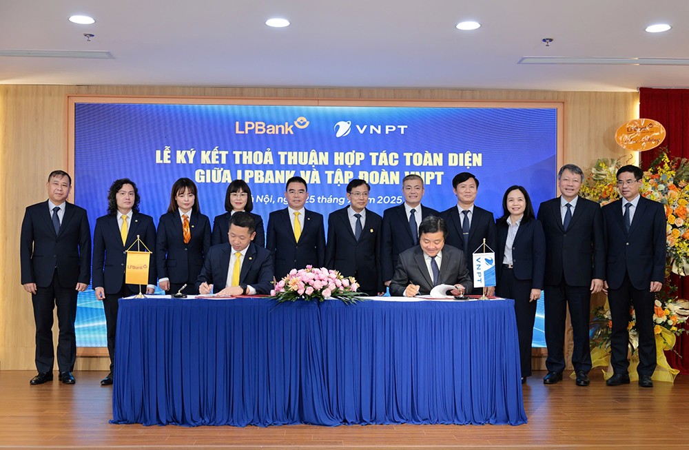 Ông Vũ Quốc Khánh, Tổng Giám đốc LPBank và ông Huỳnh Quang Liêm, TGĐ VNPT ký kết Thỏa thuận hợp tác giữa hai bên