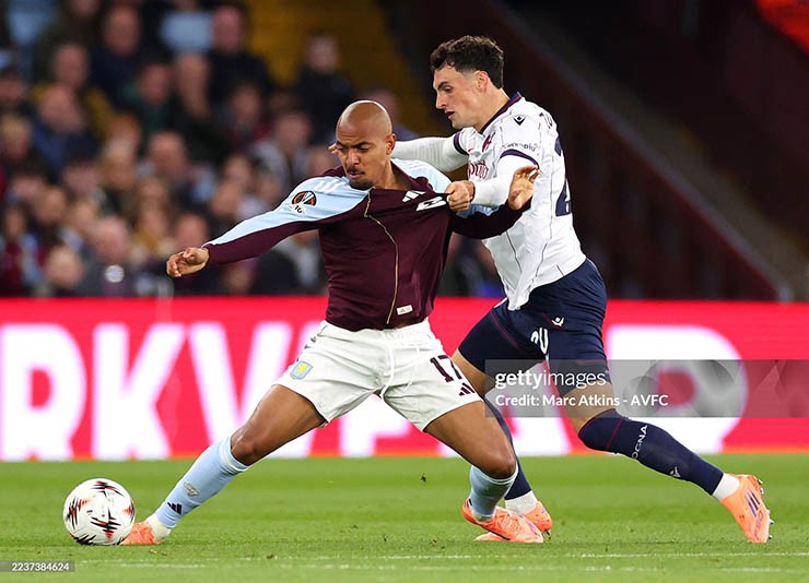 Aston Villa (áo sẫm màu) thi đấu quyết tâm trước Bologna