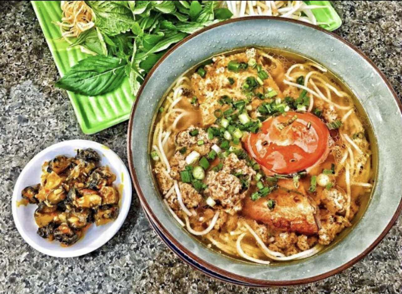 Bún riêu ở phố Nguyễn Thái Bình