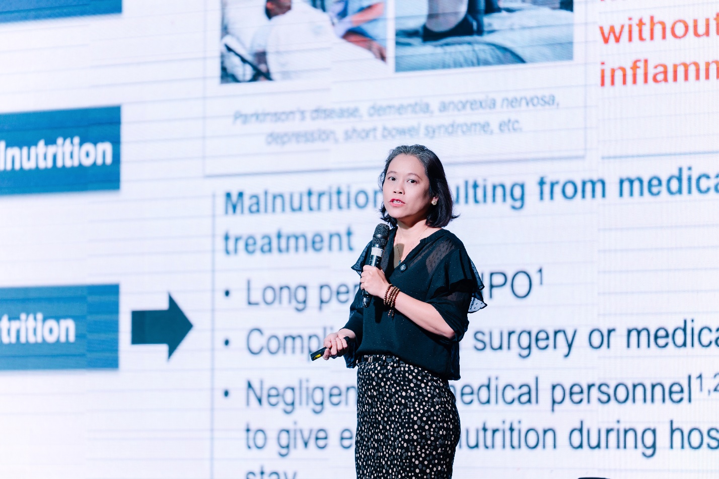 Ths.Bs.CKII Trần Thị Anh Tường - Trưởng Khoa Dinh dưỡng Tiết chế Bệnh viện Ung Bướu TP.HCM trình bày bài báo cáo tại hội nghị