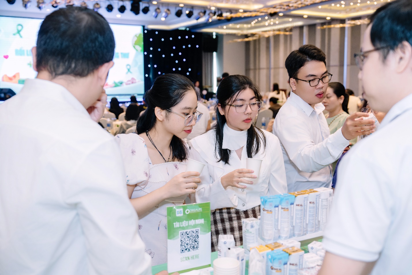 Hoạt động tham quan gian hàng của Orgalife tại hội nghị