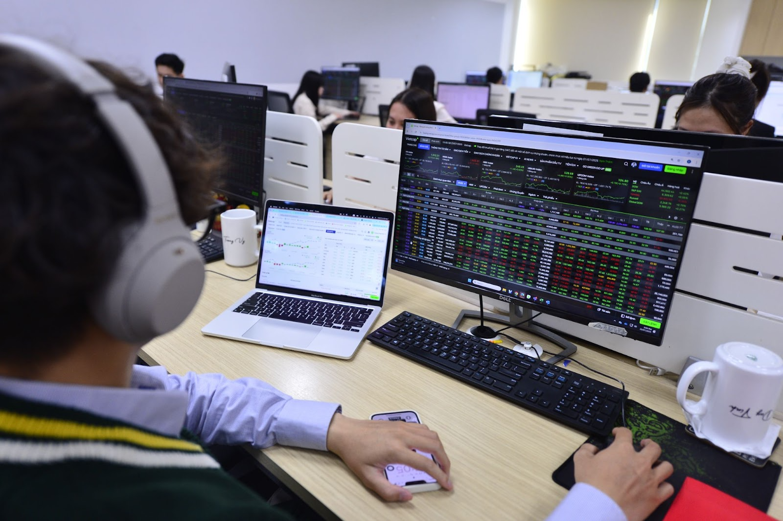 Khi nền tảng kiến thức và kinh nghiệm chưa vững vàng, các tân binh có thể tìm “lối đi riêng” bằng các công cụ hỗ trợ để mở rộng cơ hội đầu tư. Nguồn: Vietcap.