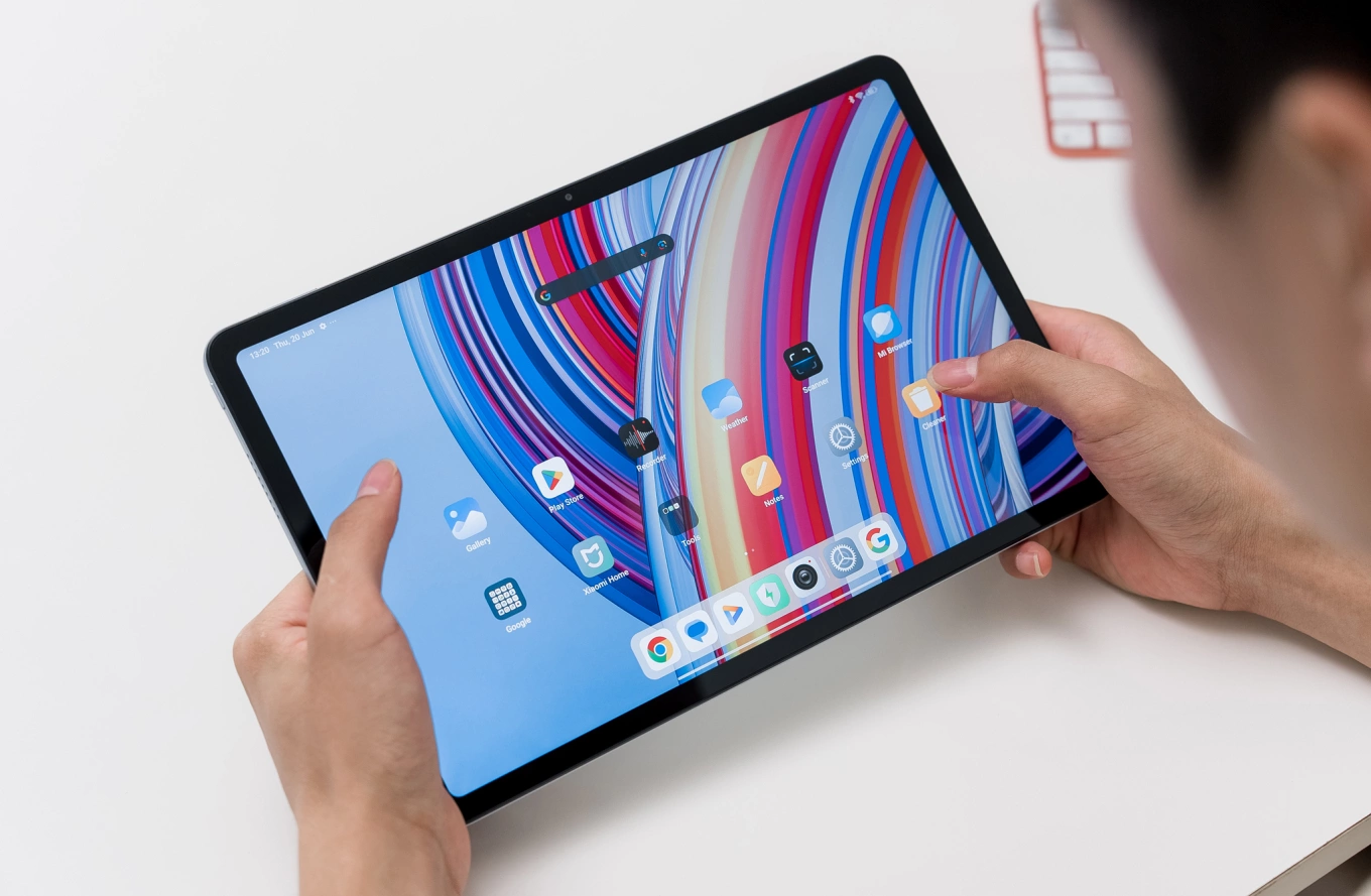 Xiaomi Redmi Pad Pro với màn hình lớn 12.1 inch cùng tỷ lệ khung hình thông minh 16:10, vừa mang đến không gian hiển thị rộng rãi, vừa cho cảm giác cầm nắm chắc chắn