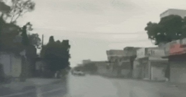 Phóng như "bay" khi trời mưa, ô tô con mất lái ...