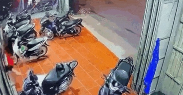 Hà Nội: Đánh bạn gái tại quán bi-a vì ghen tuôn...