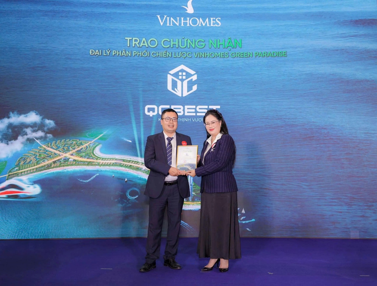 Ông Tạ Văn Hiếu – Chủ tịch HĐQT QCbest được trao chứng nhận đại lý phân phối F1 dự án Vinhomes Green Paradise từ đại diện chủ đầu tư