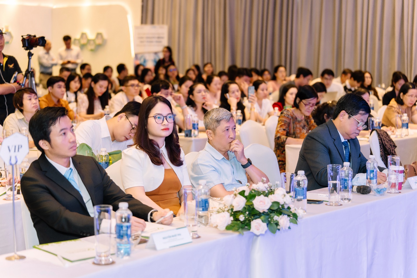 Các bác sĩ, khách mời chăm chú theo dõi hội nghị khoa học