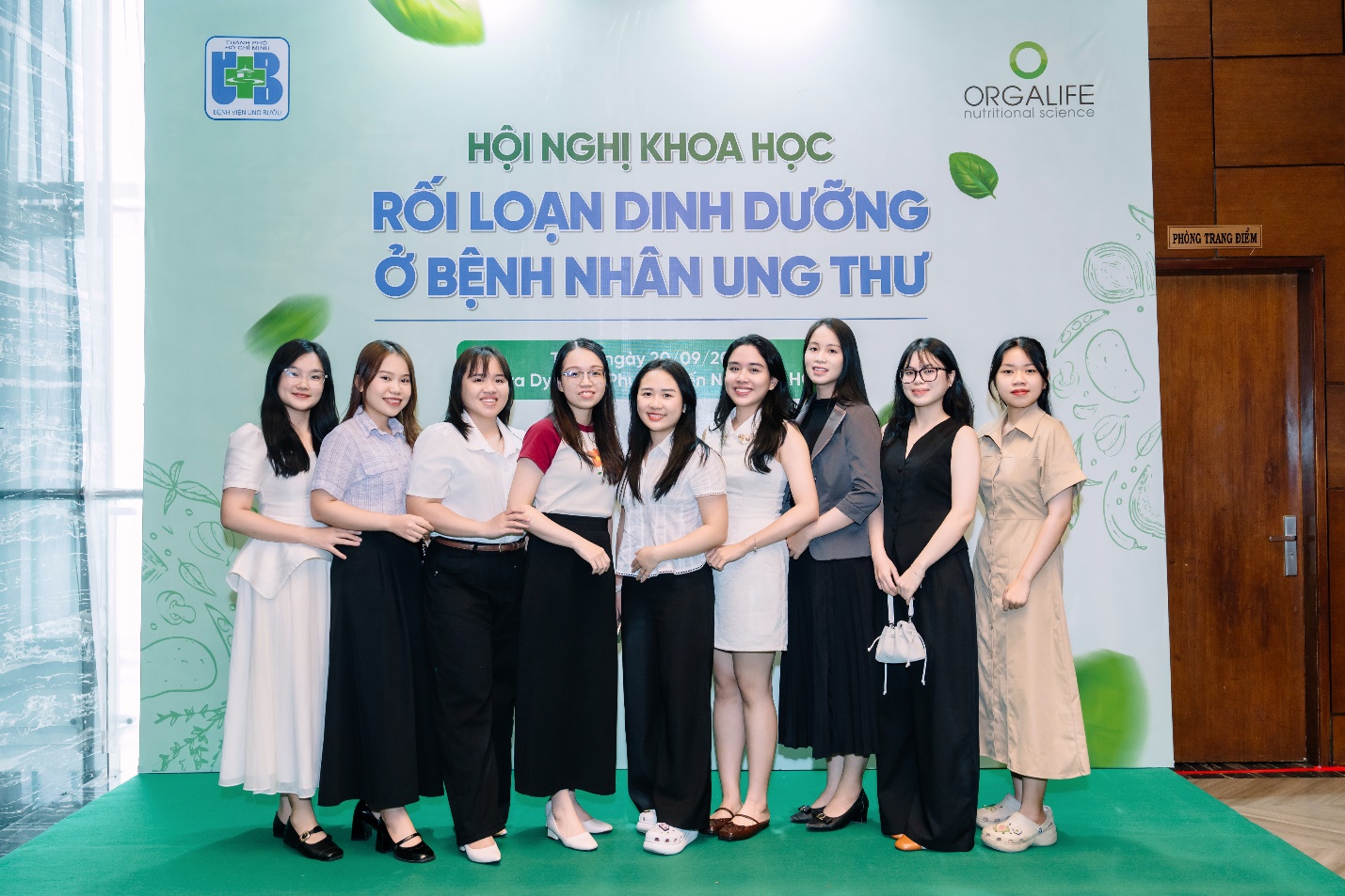Các bác sĩ, khách mời check in cùng hội nghị