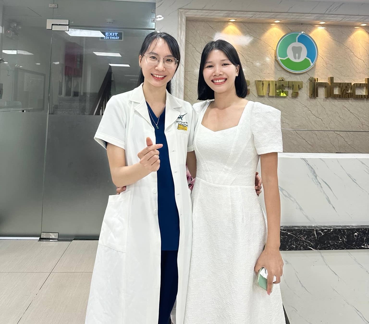 Bác sĩ Lê Thị Bích Phương chụp cùng khách hàng niềng răng X-Matrix