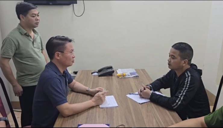 Thiếu tướng Nguyễn Minh Tuấn - Giám đốc Công an tỉnh Phú Thọ lấy lời khai đối tượng. Ảnh: CACC 