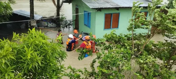 Lực lượng Cảnh sát biển Philippines giải cứu người dân bị cô lập do mưa lũ sau khi bão Bualoi đổ bộ vào đảo Romblon hôm 26-9. Ảnh: RAPPLER/Coast Guard District Southern Tagalog