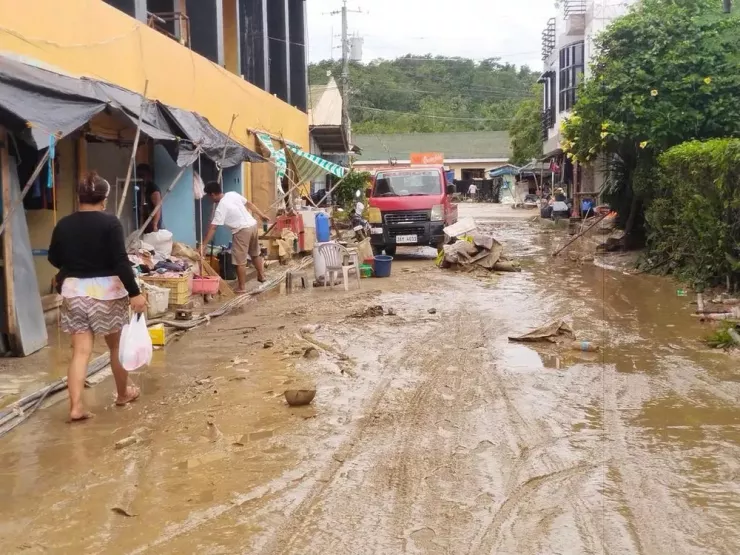 Lũ bùn trên đảo Leyte (miền trung Philippines) sau khi khu vực này hứng mưa lớn do bão Bualoi hôm 26-9. Ảnh: Dick Mar Velasco/RAPPLER
