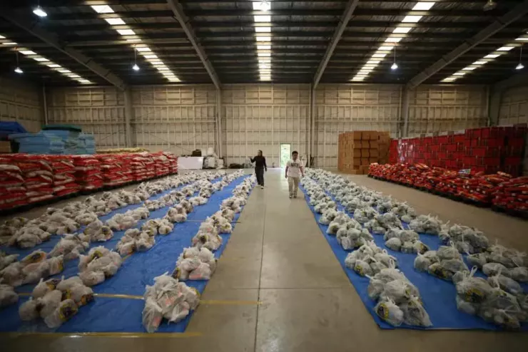 Hơn 2.000 gói thực phẩm cứu trợ được chính quyền tỉnh Cebu (miền trung Philippines) chuẩn bị hôm 26-9 để phân phát cho các hộ dân bị ảnh hưởng do bão Bualoi. Ảnh: INQUIRER/Cebu Provincal Government