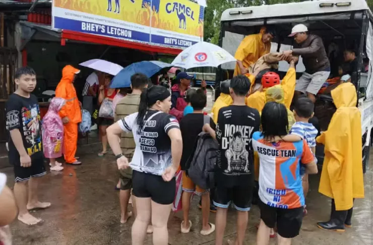 Lực lượng chức năng sơ tán người dân tại TP Bacolod (tỉnh Negros Occidental, đảo Negros, miền trung Philippines) hôm 26-9. Ảnh: INQUIRER/DRRM Office Bacolod City