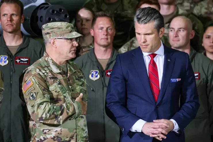 Bộ trưởng Quốc phòng Mỹ Pete Hegseth (phải) tại Căn cứ Không quân Vệ binh Quốc gia Selfridge (bang Michigan, Mỹ) hồi cuối tháng 4. Ảnh: KHÔNG QUÂN MỸ