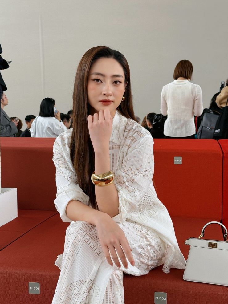 Xuất hiện tại sự kiện, Lương Thùy Linh mang đến thần thái cuốn hút, vẻ đẹp thanh lịch cùng phong cách thời trang hiện đại.