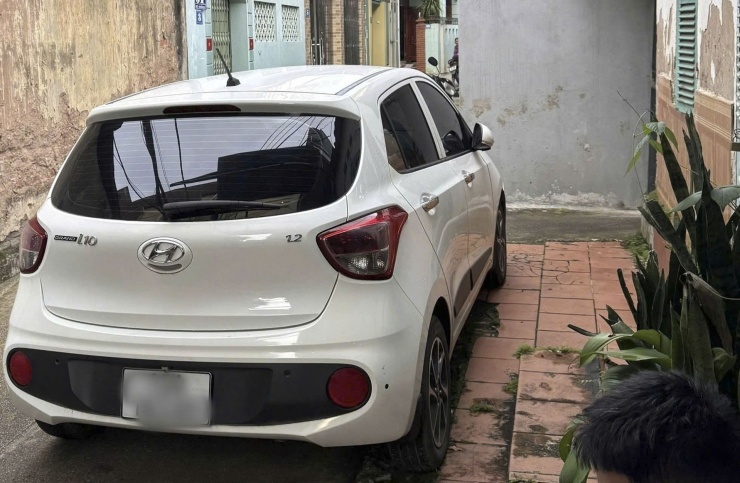 Chiếc xe đỗ ở ngõ nhỏ gây cản trở giao thông.