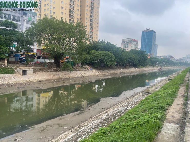 Vì sao nhiều đoạn sông Tô Lịch bất ngờ cạn trơ đáy? - 1