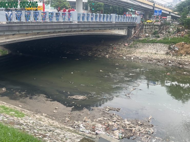 Nhiều đoạn sông Tô Lịch cạn trơ đáy.