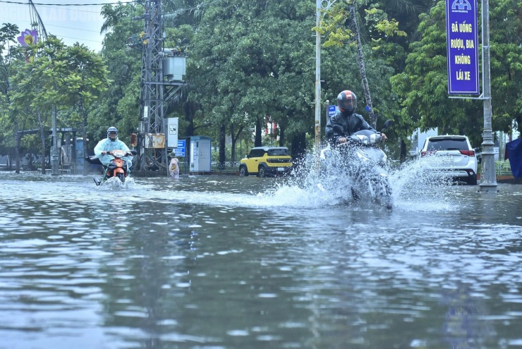 Quảng Trị: Mưa trắng trời, đường phố "biến thành sông" do ảnh hưởng bão số 10 - 1